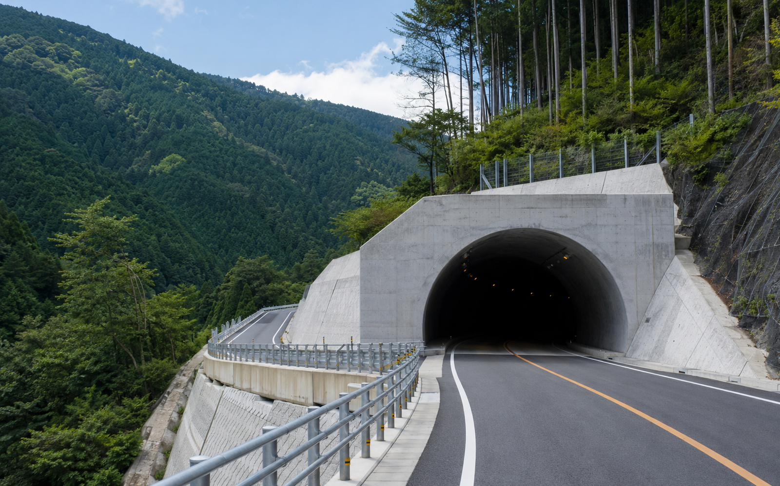 山道のトンネル入口