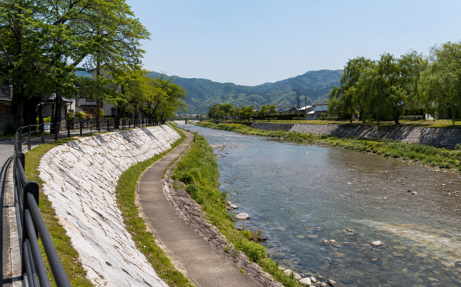 河川の護岸工事が完了した様子
