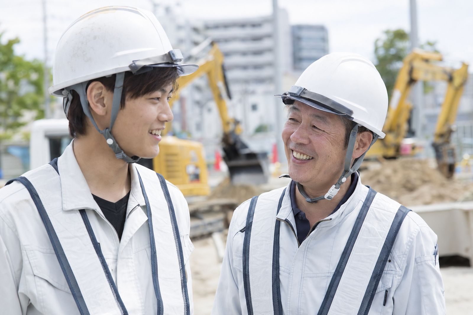 談笑しながら作業を行う社員たち